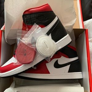 Jordan 1 Retro High Satin Snake Chicago